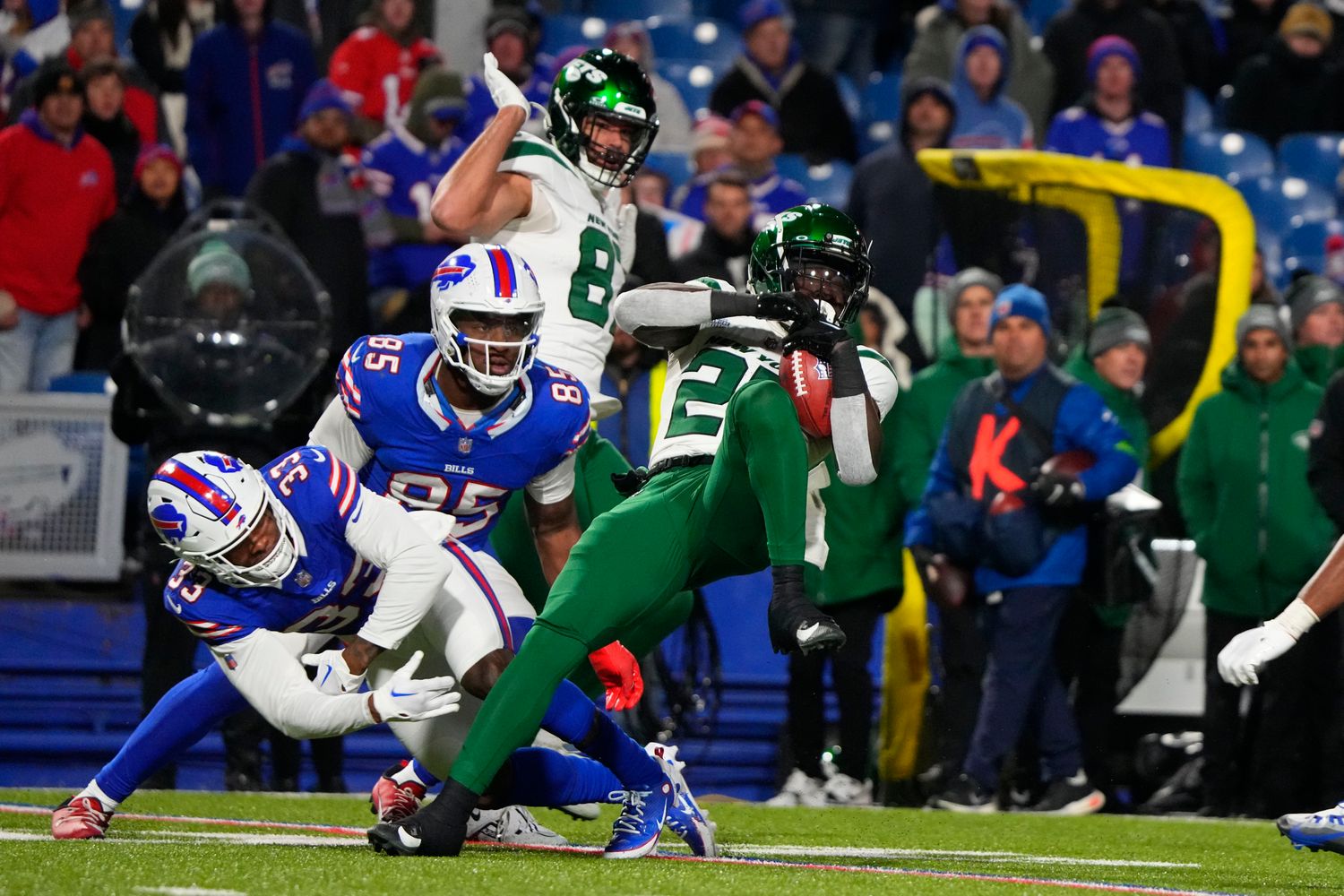 Jets' RB Israel Abanikanda returns a kickoff against the Bills in Week 11